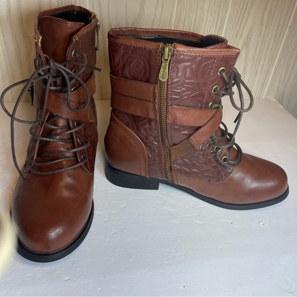 NEW ! Ladies size 6.5 Torrid Rose Embossed Combat Boots - Brown Faux Leather - Picture 4 of 16